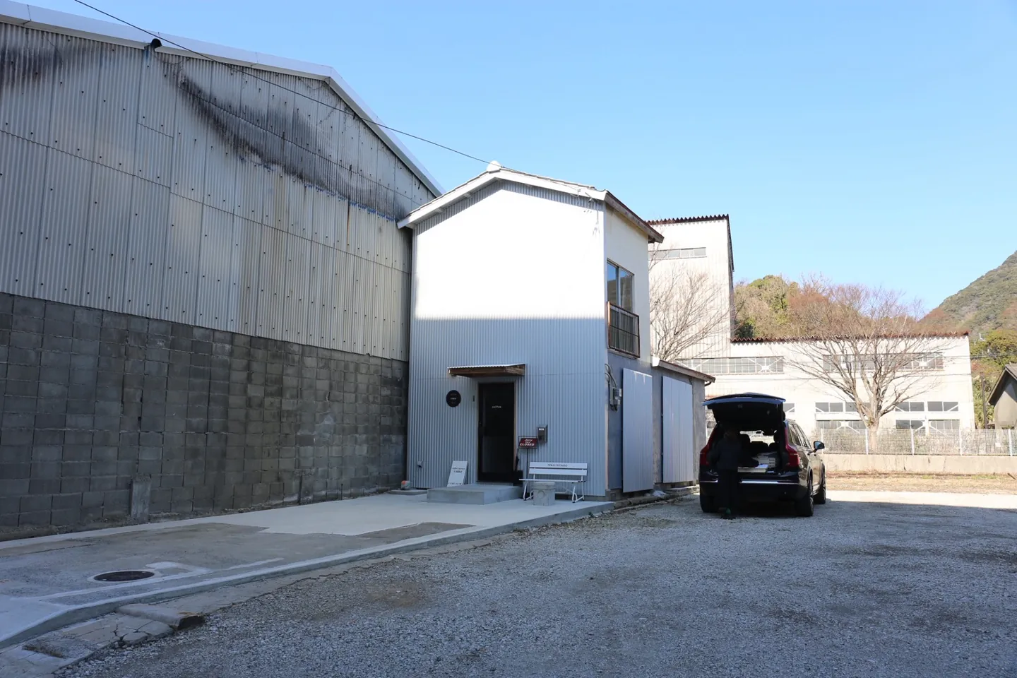 天井铁道灰色仓库旁的白色入口建筑
